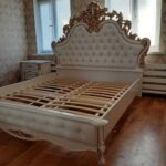 спальня в золотистому кольорі
